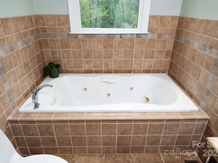 69 Heslar Way, Marshall, NC 28753.  MLS# CAR4246507, YatesRealty ID 17875. Jetted tub in primary bathroom