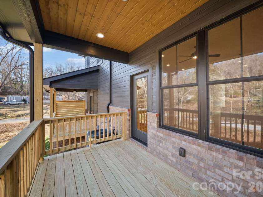 105 Collin Place, Asheville, NC 28804.  MLS# CAR4320936, YatesRealty ID 17876. 