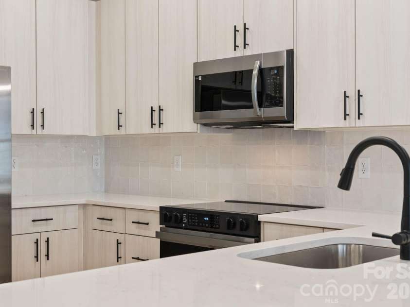 105 Collin Place, Asheville, NC 28804.  MLS# CAR4320936, YatesRealty ID 17876. 