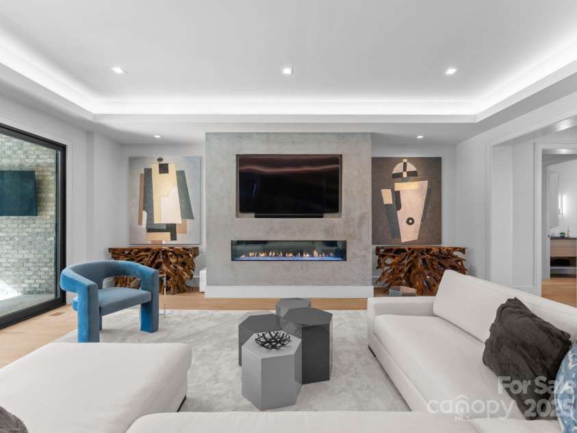 2103 Cortelyou Road, Charlotte, NC 28211.  MLS# CAR4214661, YatesRealty ID 17880. Family room with Open Floor Plan and Venetian Plaster Fireplace Wall 