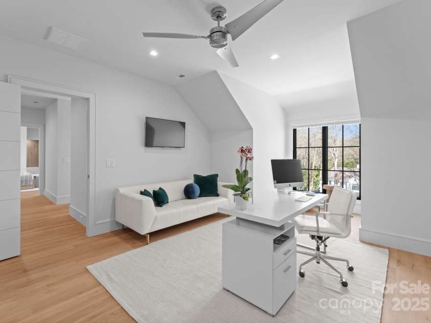 2103 Cortelyou Road, Charlotte, NC 28211.  MLS# CAR4214661, YatesRealty ID 17880. Guest Bedroom with En-Suite Bathroom or 2nd Upper Level Office 