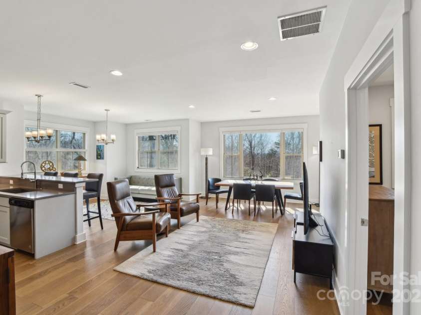 22 Thornes Lane, Asheville, NC 28805.  MLS# CAR4222972, YatesRealty ID 17882. 