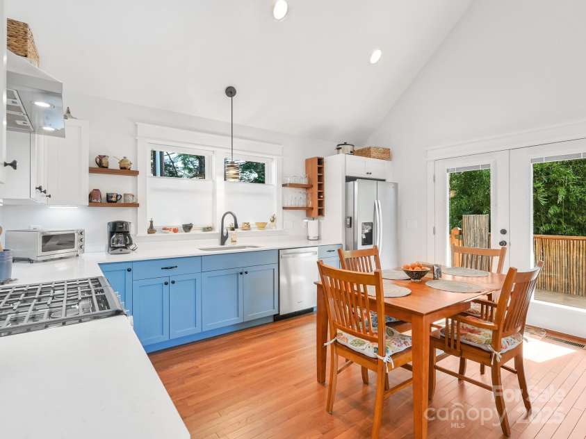 18 Covington Street, Asheville, NC 28806.  MLS# CAR4249080, YatesRealty ID 17884. 