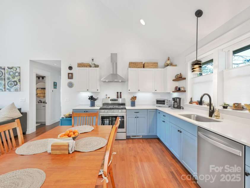 18 Covington Street, Asheville, NC 28806.  MLS# CAR4249080, YatesRealty ID 17884. 