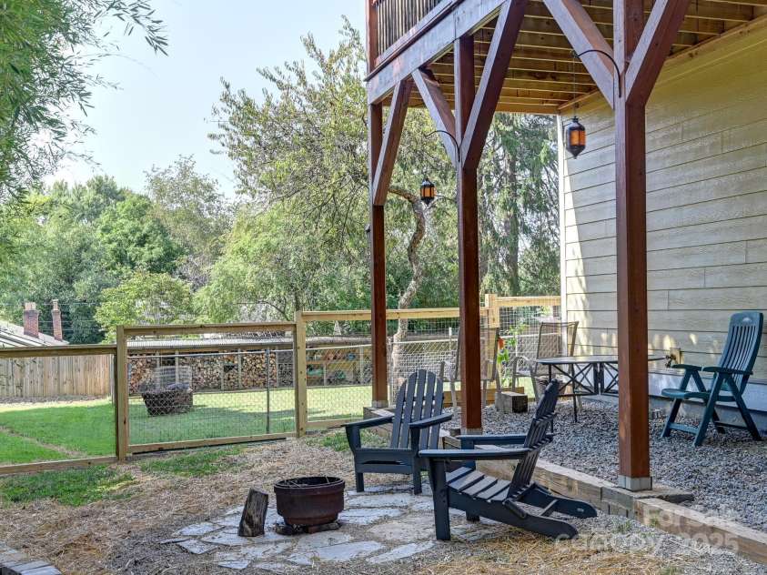 18 Covington Street, Asheville, NC 28806.  MLS# CAR4249080, YatesRealty ID 17884. 