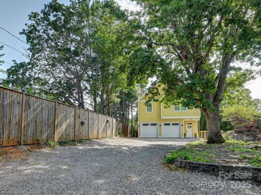 18 Covington Street, Asheville, NC 28806.  MLS# CAR4249080, YatesRealty ID 17884. 