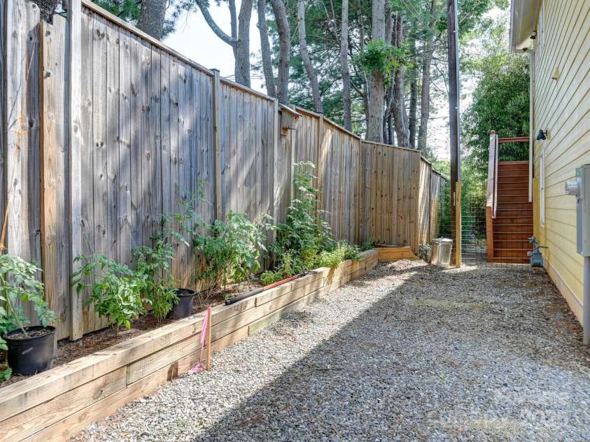 18 Covington Street, Asheville, NC 28806.  MLS# CAR4249080, YatesRealty ID 17884. 