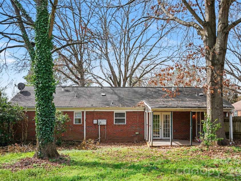 8205 Meadowind Circle, Charlotte, NC 28226.  MLS# CAR4353063, YatesRealty ID 17884. 