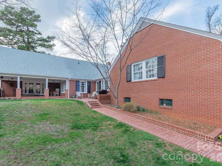 403 Weaver Drive, Lexington, NC 27292.  MLS# CAR4355217, YatesRealty ID 17886. 