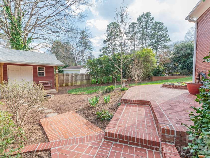 403 Weaver Drive, Lexington, NC 27292.  MLS# CAR4355217, YatesRealty ID 17886. 