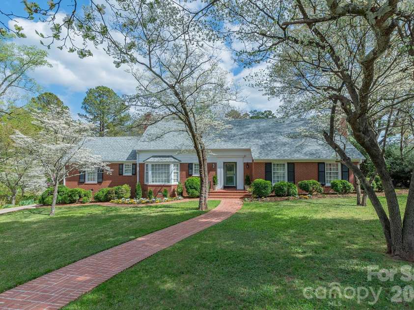 403 Weaver Drive, Lexington, NC 27292.  MLS# CAR4355217, YatesRealty ID 17886. Beautiful Front Yard