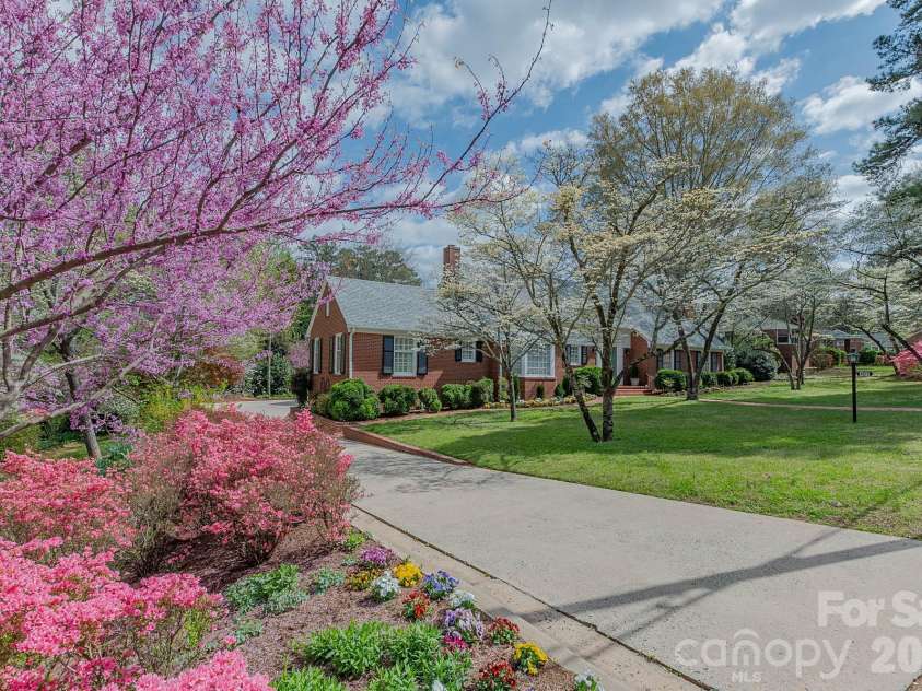 403 Weaver Drive, Lexington, NC 27292.  MLS# CAR4355217, YatesRealty ID 17886. Expansive Driveway