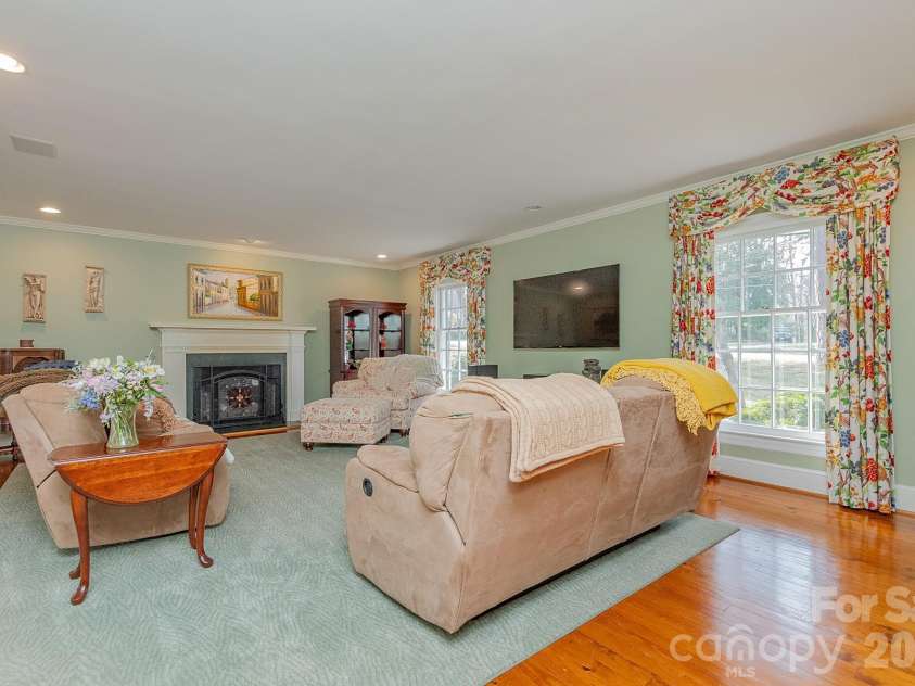 403 Weaver Drive, Lexington, NC 27292.  MLS# CAR4355217, YatesRealty ID 17886. Front Living Room
