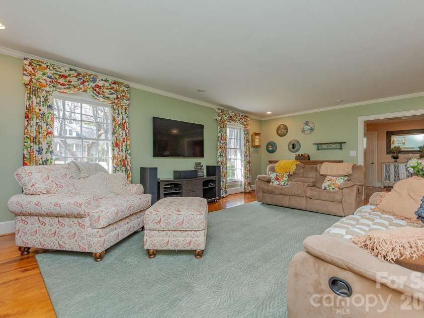 403 Weaver Drive, Lexington, NC 27292.  MLS# CAR4355217, YatesRealty ID 17886. Front Living Room