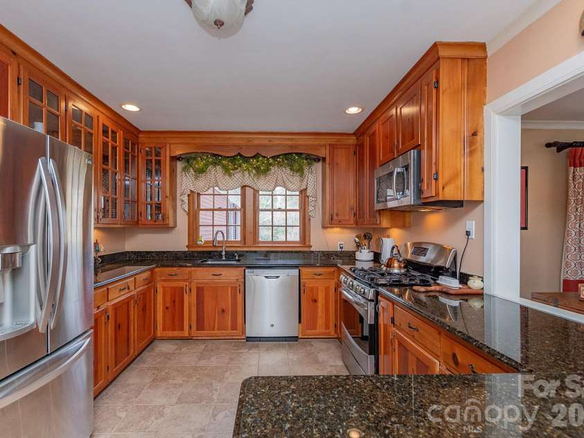 403 Weaver Drive, Lexington, NC 27292.  MLS# CAR4355217, YatesRealty ID 17886. Kitchen