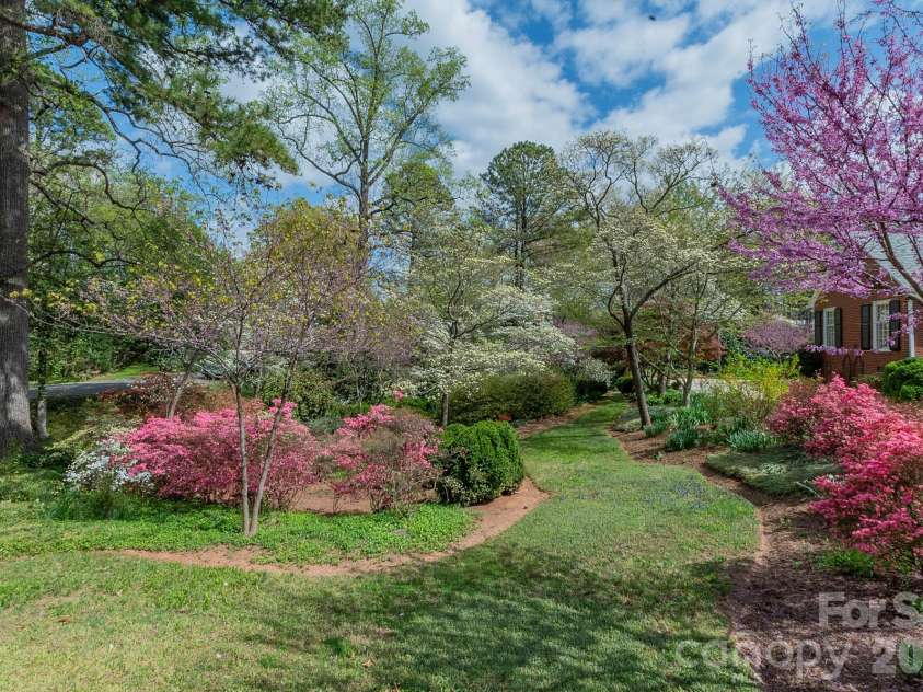 403 Weaver Drive, Lexington, NC 27292.  MLS# CAR4355217, YatesRealty ID 17886. Large Side Yard Space