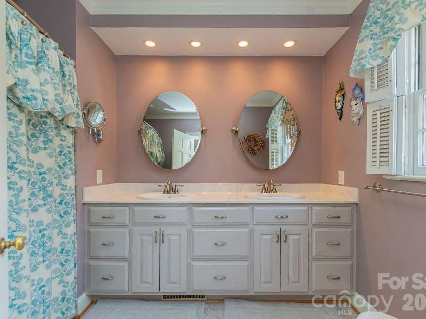 403 Weaver Drive, Lexington, NC 27292.  MLS# CAR4355217, YatesRealty ID 17886. Primary Ensuite Bathroom