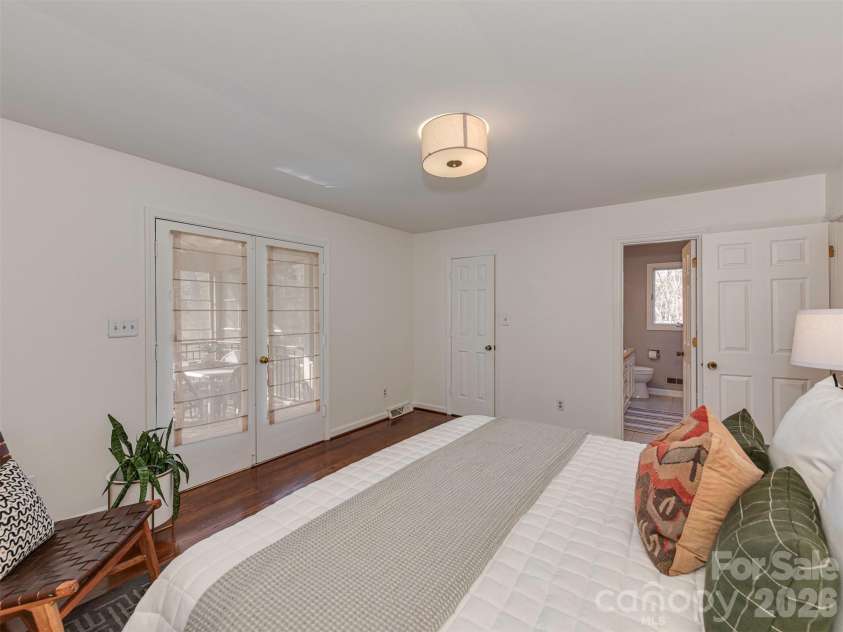 7244 Terrace Drive, Charlotte, NC 28211.  MLS# CAR4357695, YatesRealty ID 17887. Relaxing never felt so good in this beautiful and spacious primary suite, located on the main level. Enjoy easy access to the enclosed, temperature-controlled porch, along with a walk-in closet and a private en-suite ba