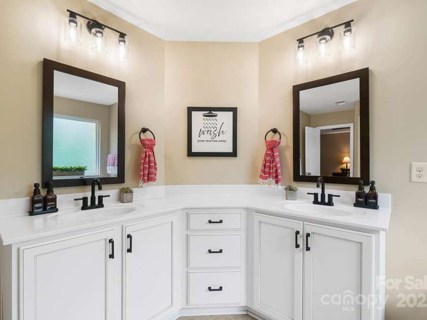 132 Flora Vista Drive, Mooresville, NC 28117.  MLS# CAR4258378, YatesRealty ID 17888. 
