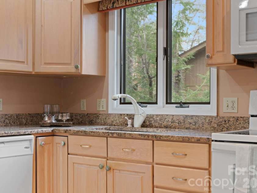 301 Scarlet Oak Lane, Hendersonville, NC 28791.  MLS# CAR4354124, YatesRealty ID 17888. 