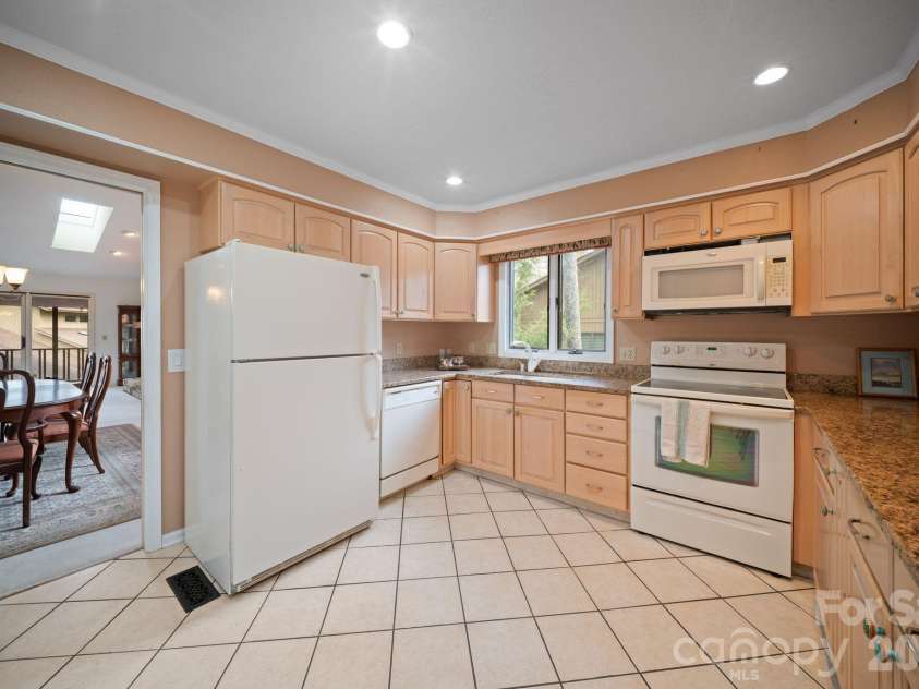 301 Scarlet Oak Lane, Hendersonville, NC 28791.  MLS# CAR4354124, YatesRealty ID 17888. 