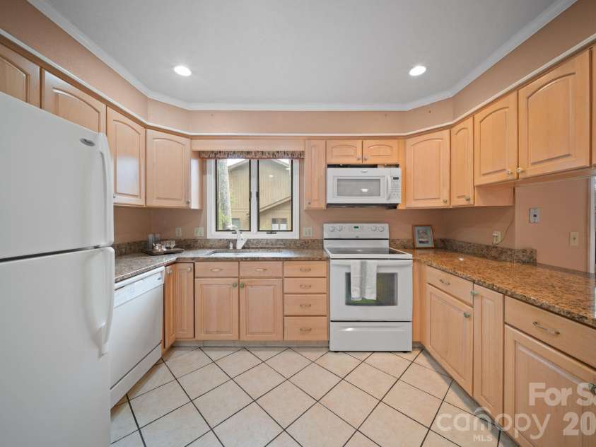 301 Scarlet Oak Lane, Hendersonville, NC 28791.  MLS# CAR4354124, YatesRealty ID 17888. 