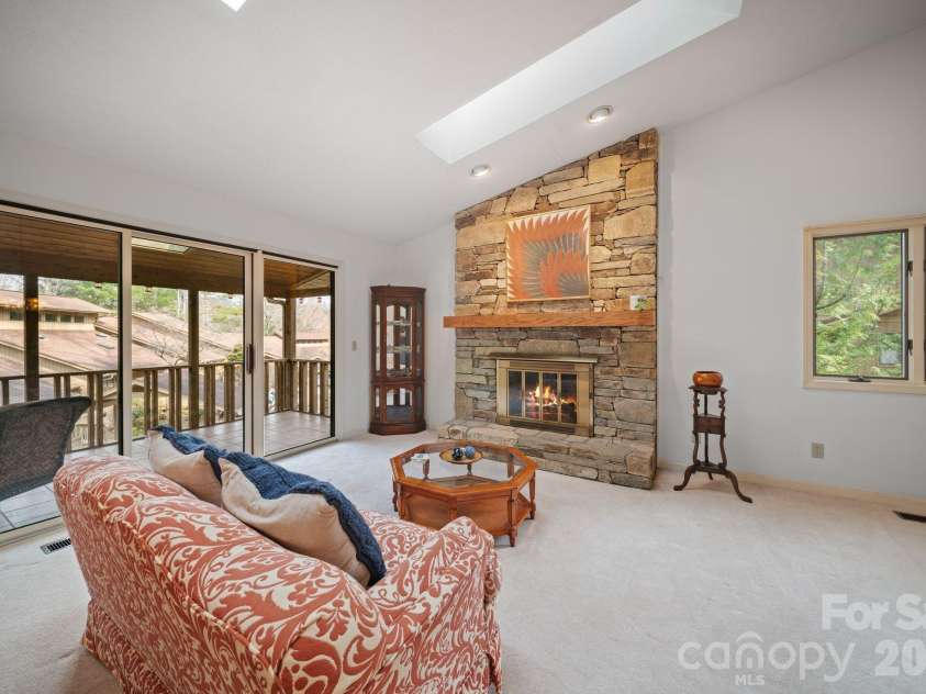 301 Scarlet Oak Lane, Hendersonville, NC 28791.  MLS# CAR4354124, YatesRealty ID 17888. 