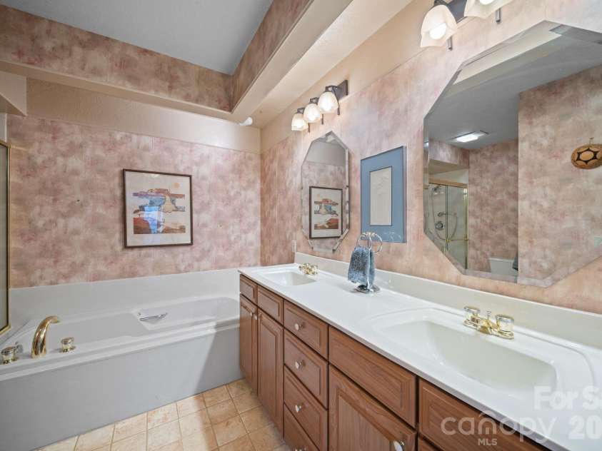 301 Scarlet Oak Lane, Hendersonville, NC 28791.  MLS# CAR4354124, YatesRealty ID 17888. 