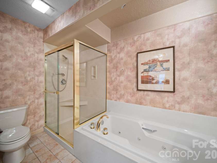 301 Scarlet Oak Lane, Hendersonville, NC 28791.  MLS# CAR4354124, YatesRealty ID 17888. 