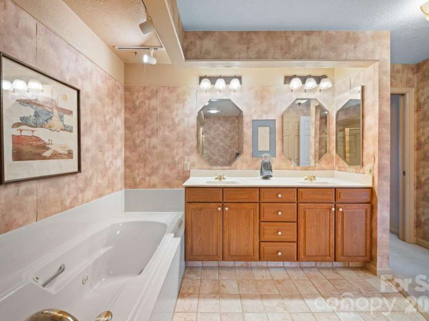 301 Scarlet Oak Lane, Hendersonville, NC 28791.  MLS# CAR4354124, YatesRealty ID 17888. 