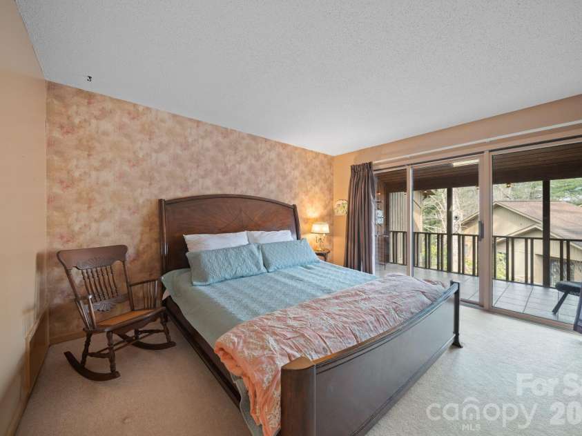 301 Scarlet Oak Lane, Hendersonville, NC 28791.  MLS# CAR4354124, YatesRealty ID 17888. 