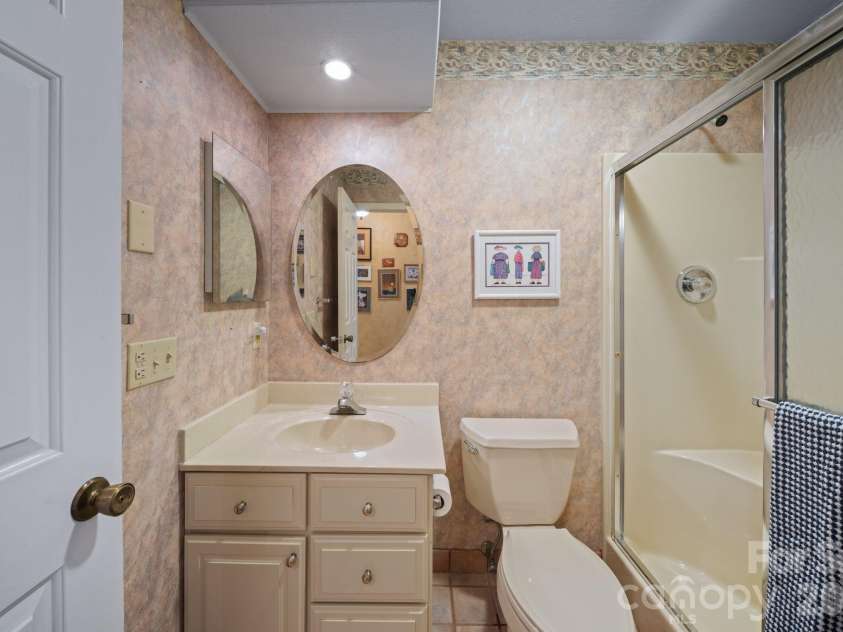 301 Scarlet Oak Lane, Hendersonville, NC 28791.  MLS# CAR4354124, YatesRealty ID 17888. 