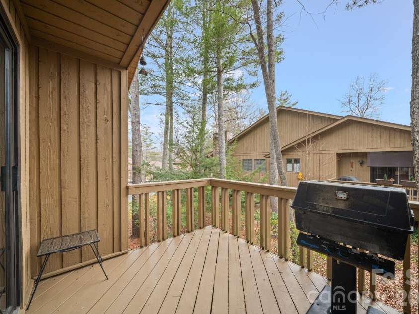 301 Scarlet Oak Lane, Hendersonville, NC 28791.  MLS# CAR4354124, YatesRealty ID 17888. 