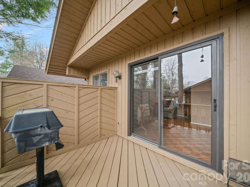 301 Scarlet Oak Lane, Hendersonville, NC 28791.  MLS# CAR4354124, YatesRealty ID 17888. 