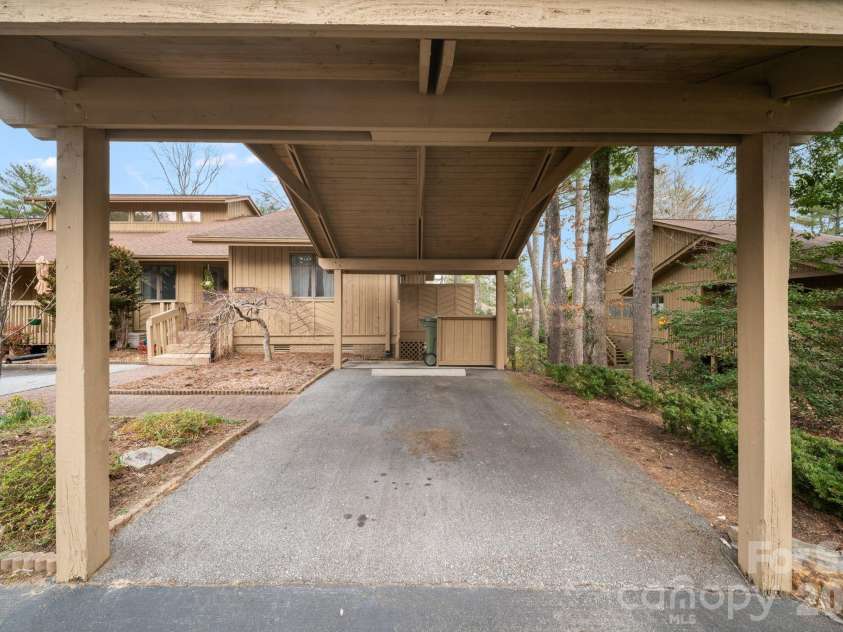 301 Scarlet Oak Lane, Hendersonville, NC 28791.  MLS# CAR4354124, YatesRealty ID 17888. 