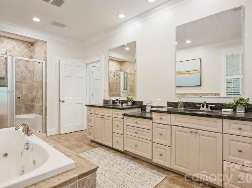 2126 Dilworth Road, Charlotte, NC 28203.  MLS# CAR4392401, YatesRealty ID 1789. 