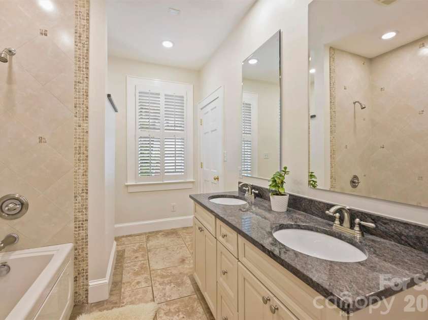 2126 Dilworth Road, Charlotte, NC 28203.  MLS# CAR4392401, YatesRealty ID 1789. 