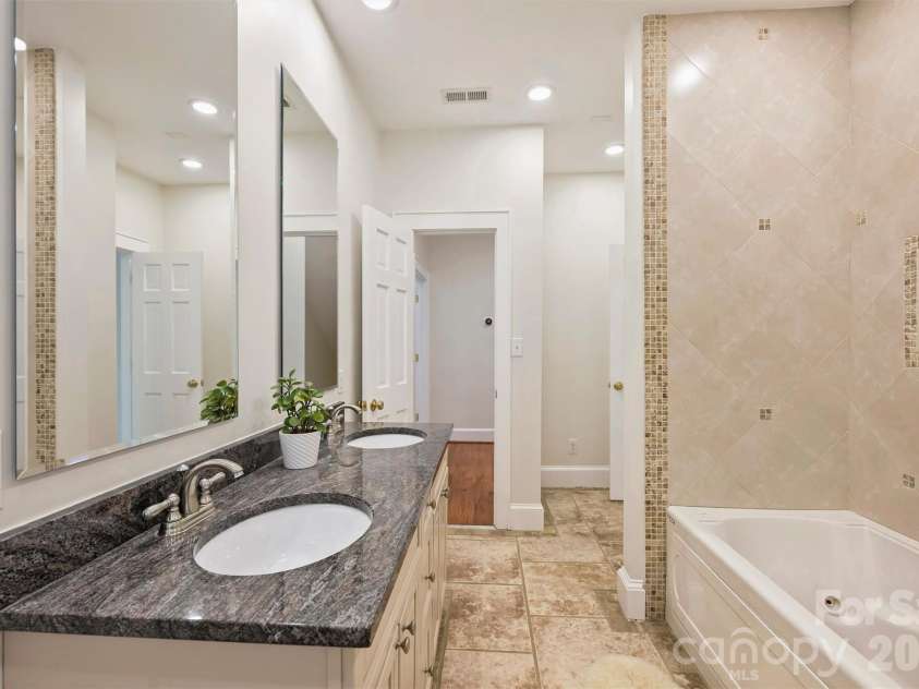 2126 Dilworth Road, Charlotte, NC 28203.  MLS# CAR4392401, YatesRealty ID 1789. 