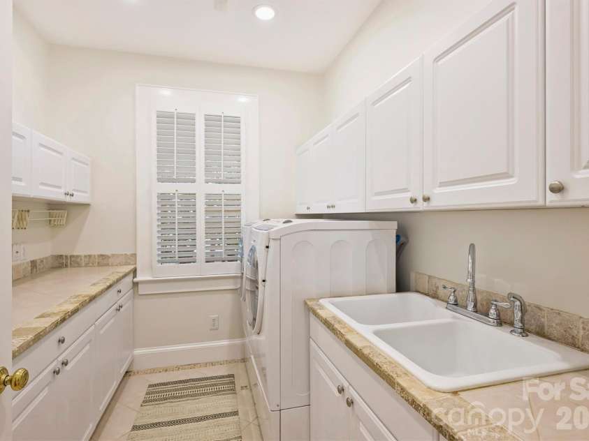 2126 Dilworth Road, Charlotte, NC 28203.  MLS# CAR4392401, YatesRealty ID 1789. 