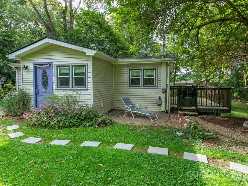 25 Glenview Place, Arden, NC 28704.  MLS# CAR4179470, YatesRealty ID 1789. 