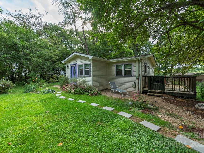 25 Glenview Place, Arden, NC 28704.  MLS# CAR4179470, YatesRealty ID 1789. 