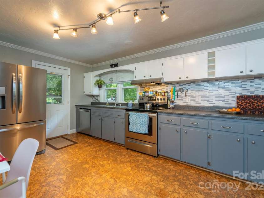 25 Glenview Place, Arden, NC 28704.  MLS# CAR4179470, YatesRealty ID 1789. 