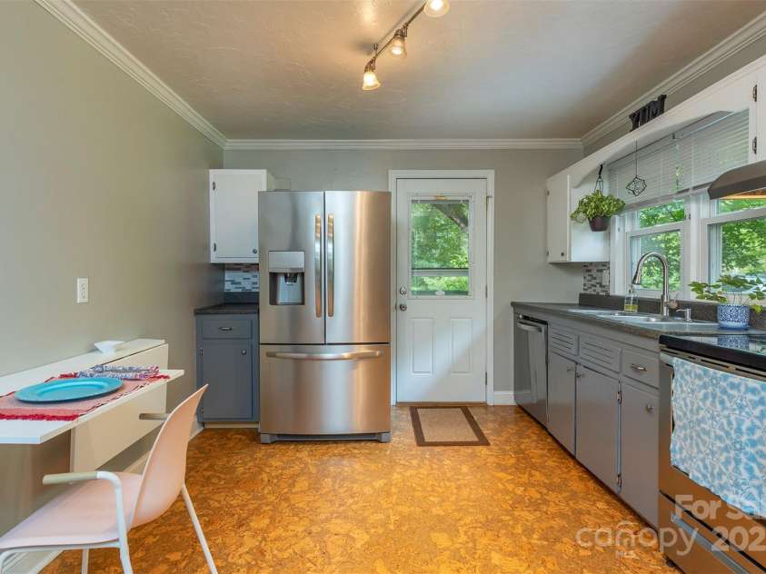 25 Glenview Place, Arden, NC 28704.  MLS# CAR4179470, YatesRealty ID 1789. 
