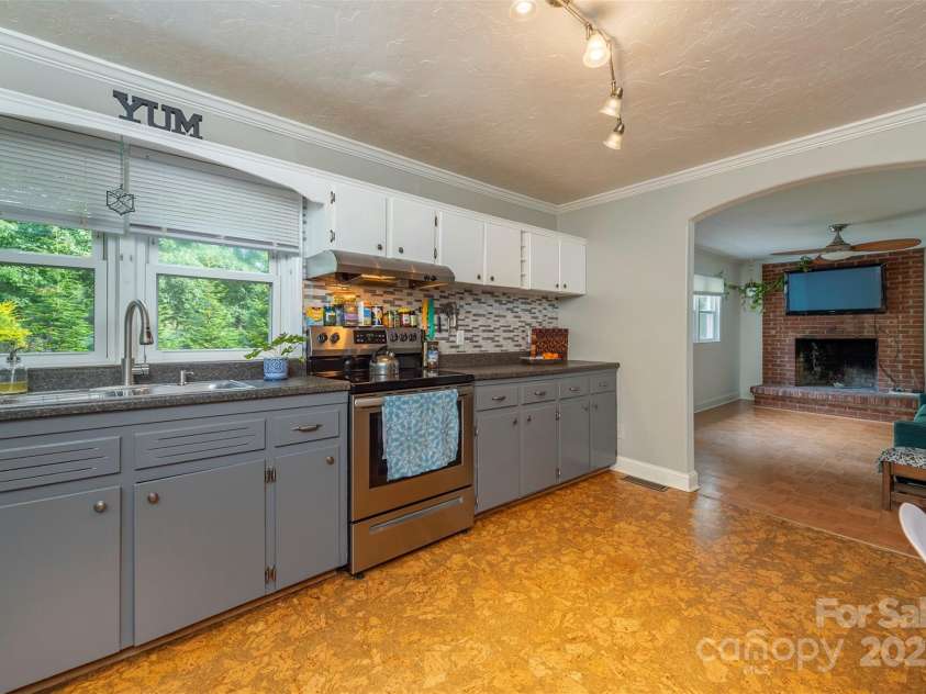 25 Glenview Place, Arden, NC 28704.  MLS# CAR4179470, YatesRealty ID 1789. 