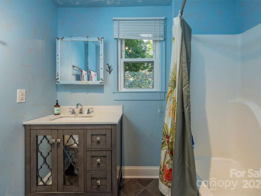 25 Glenview Place, Arden, NC 28704.  MLS# CAR4179470, YatesRealty ID 1789. 