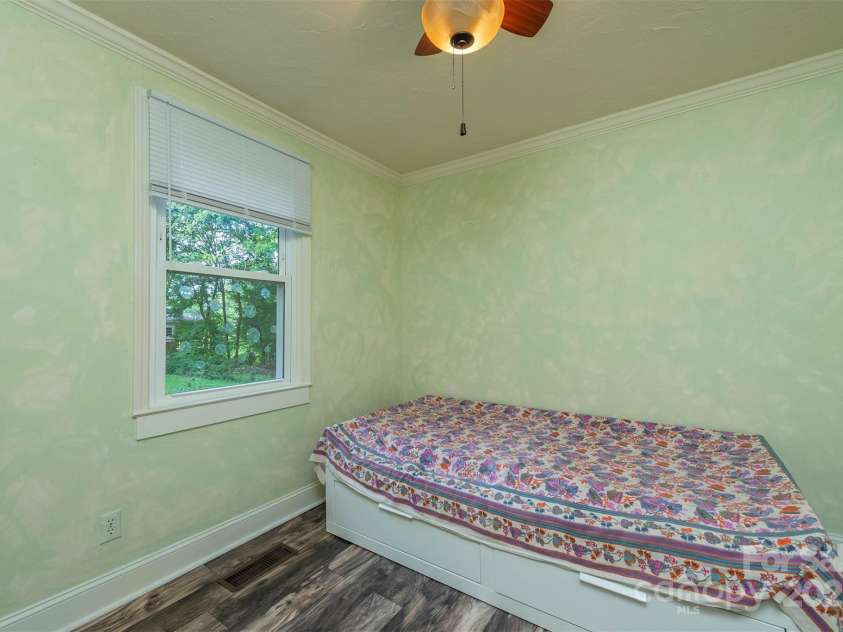 25 Glenview Place, Arden, NC 28704.  MLS# CAR4179470, YatesRealty ID 1789. 