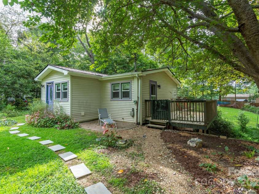 25 Glenview Place, Arden, NC 28704.  MLS# CAR4179470, YatesRealty ID 1789. 