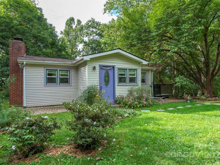 25 Glenview Place, Arden, NC 28704.  MLS# CAR4179470, YatesRealty ID 1789. 
