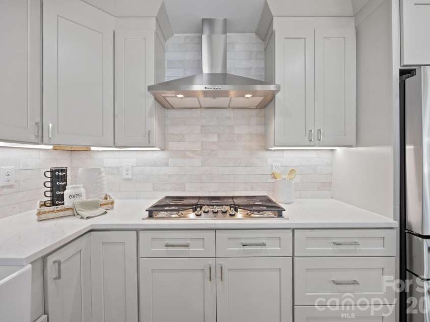 1600 Julia Maulden Place, Charlotte, NC 28206.  MLS# CAR4358790, YatesRealty ID 17890. 
