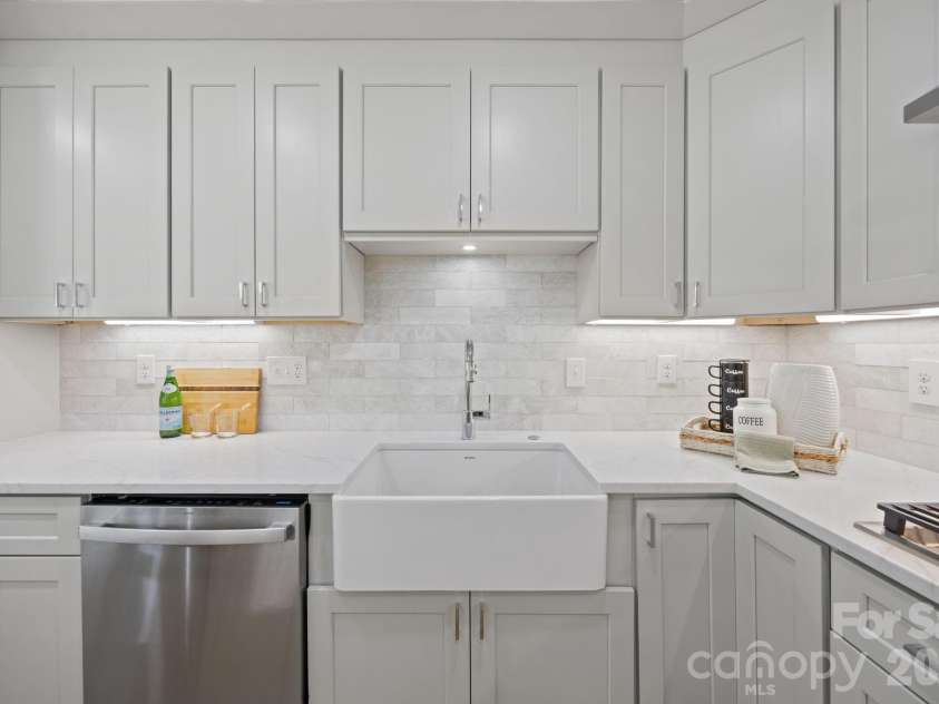 1600 Julia Maulden Place, Charlotte, NC 28206.  MLS# CAR4358790, YatesRealty ID 17890. 